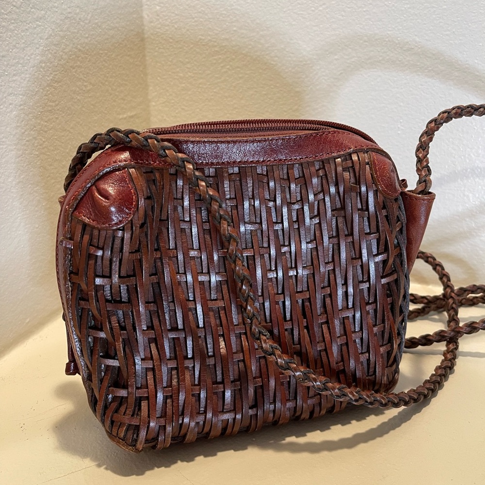 Vintage brown basket weave crossbody